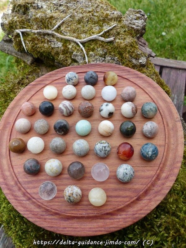 Jeu du solitaire boules en pierres, socle bois